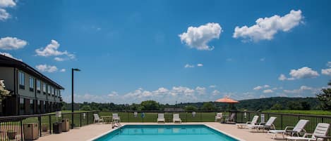 Una piscina al aire libre de temporada