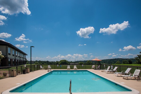 Piscine extérieure en saison