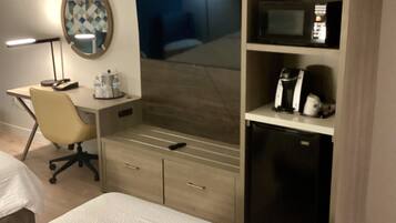 Muebles diferentes, escritorio y espacio para trabajar con laptop