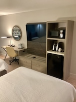 Muebles diferentes, escritorio y espacio para trabajar con laptop