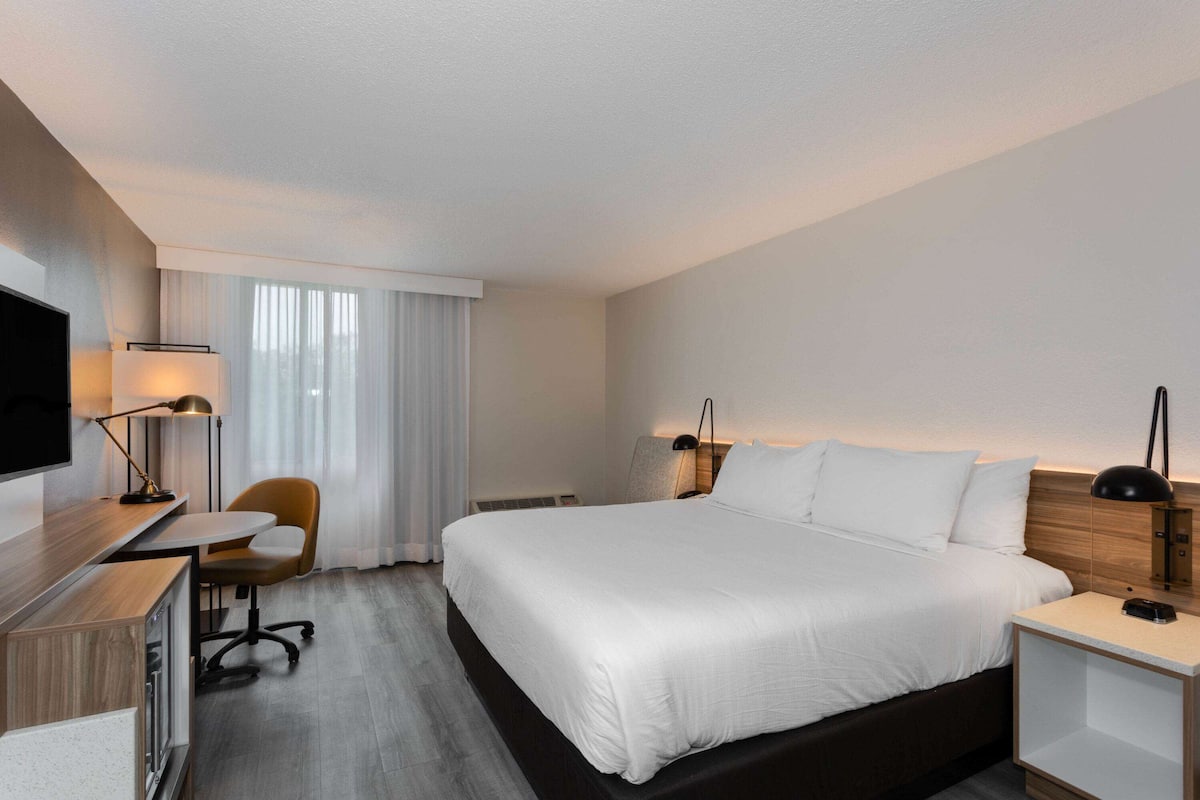 Desk, blackout drapes, iron/ironing board, free WiFi