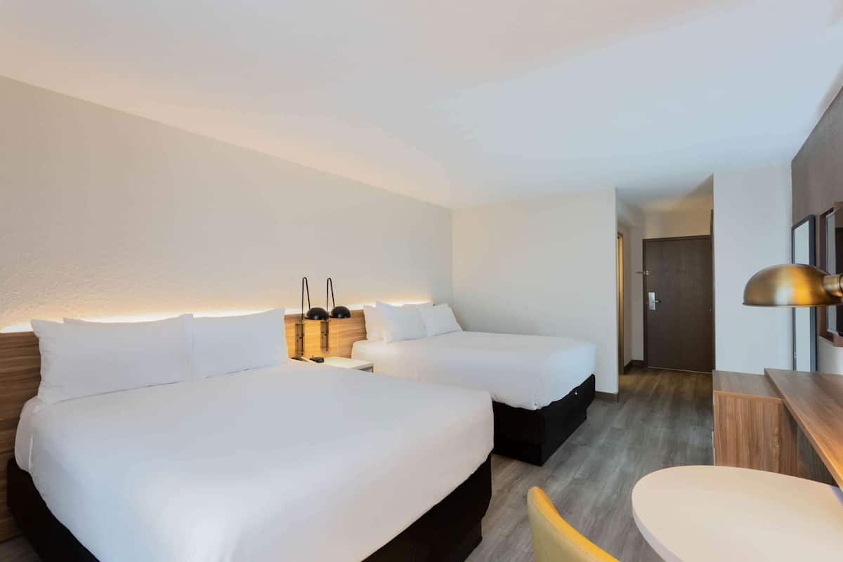 Escritorio, cortinas blackout y tabla de planchar con plancha