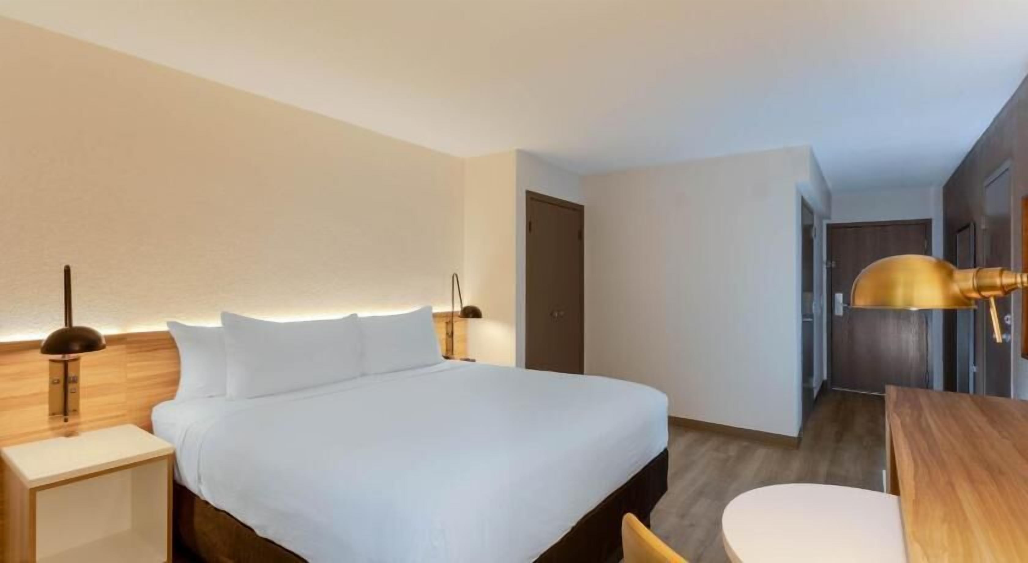 Escritorio, cortinas blackout y tabla de planchar con plancha 