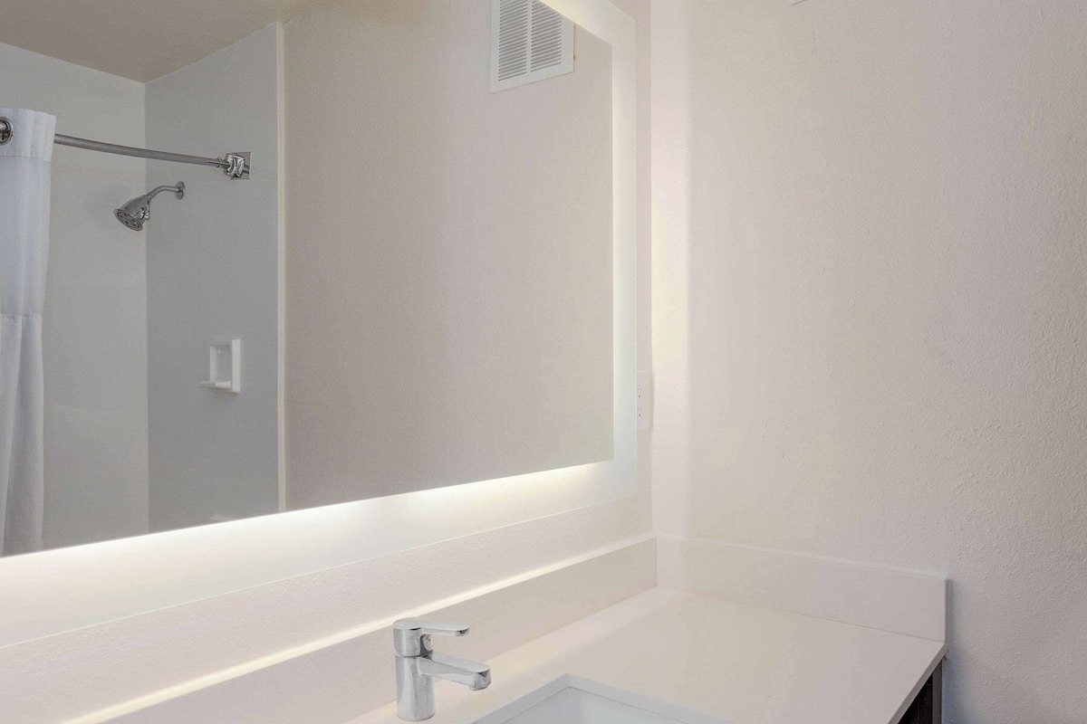 combined shower/bathtub, free toiletries, hair dryer, towels