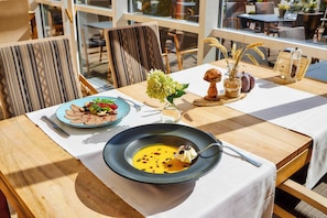 Déjeuner et dîner servis sur place
