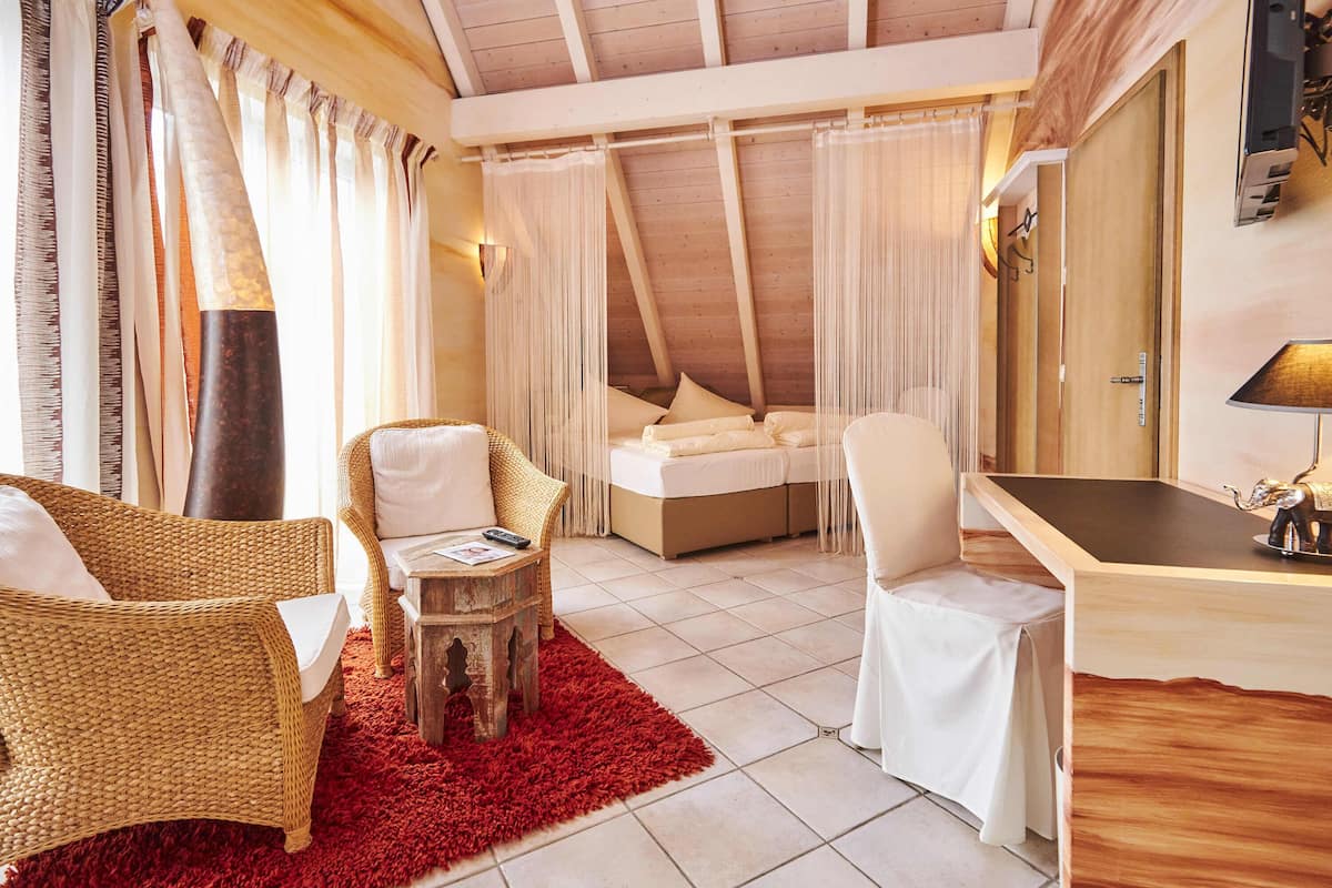 deluxe double room, 1 king bed | 1 bedroom, premium bedding, in-room safe, desk