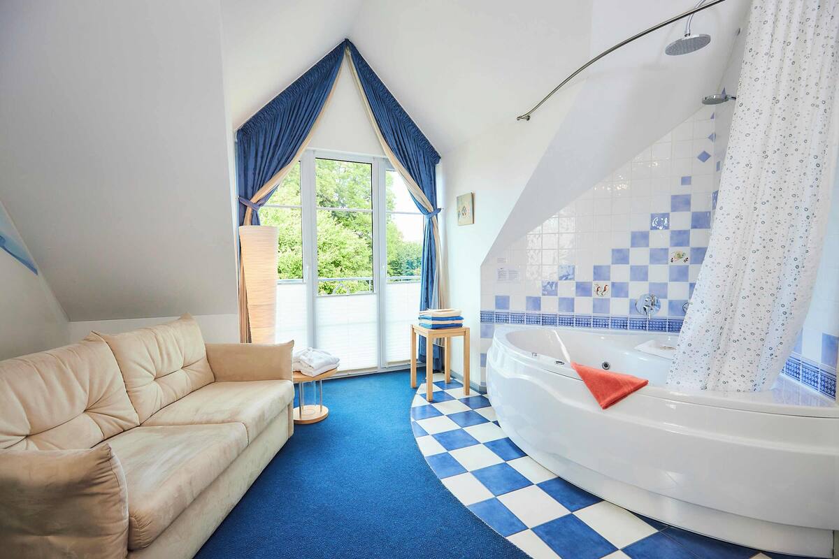 studio suite, 1 king bed | living area | flat-screen tv