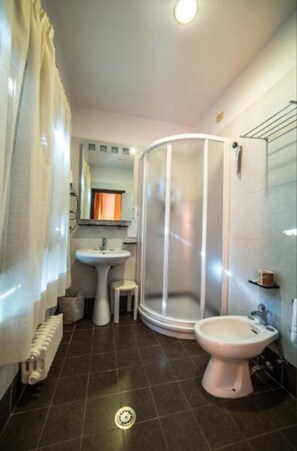Articles de toilette gratuits, sèche-cheveux, bidet, serviettes fournies