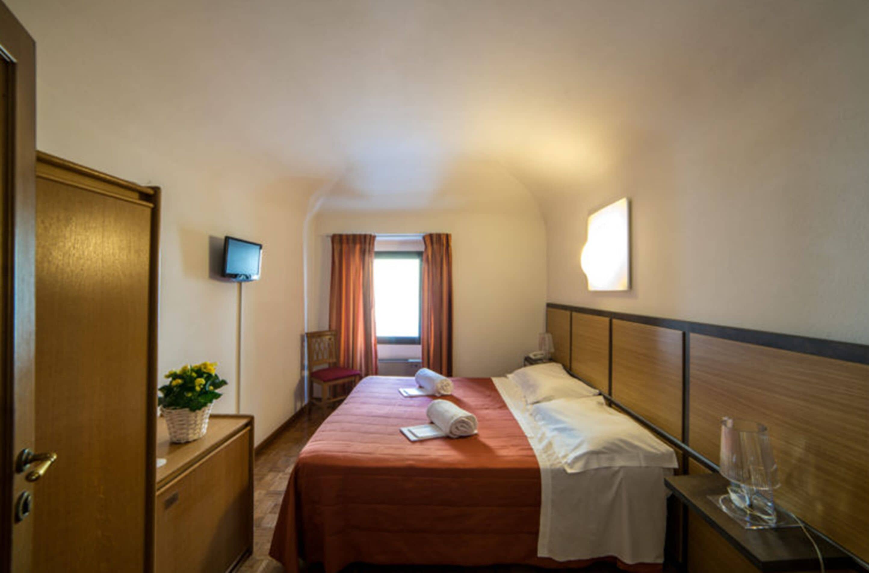 double room (small) | minibar, in-room safe, iron/ironing board, cots/infant beds
