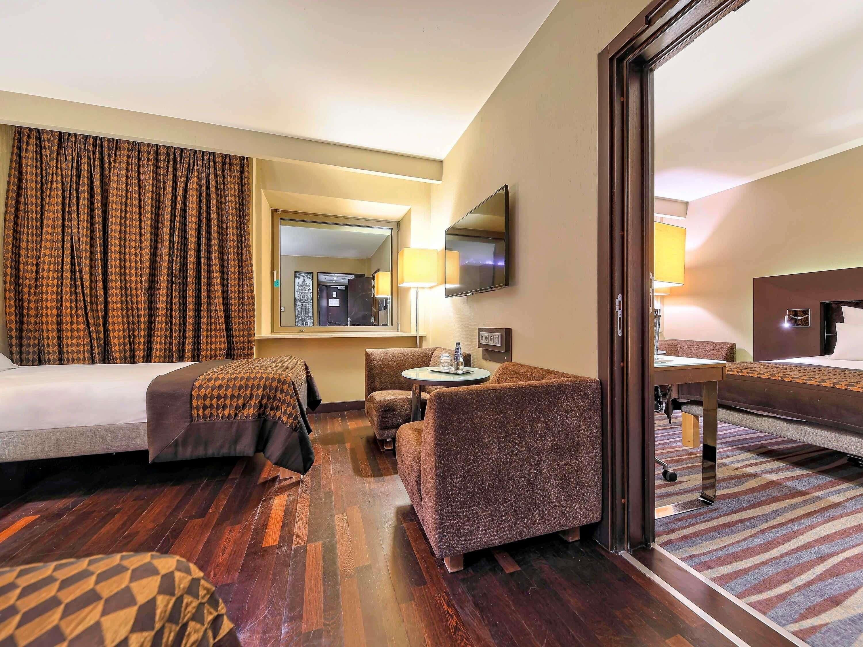 Familie appartement, 2 tweepersoonsbedden, kamers met tussendeur (Comfortable) | 1 slaapkamer, een minibar, een kluis op de kamer