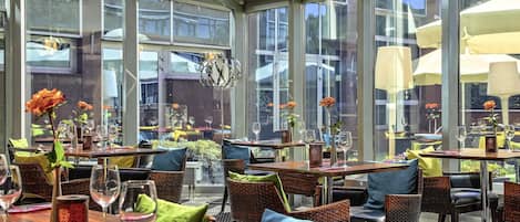 Melayani makan siang dan makan malam