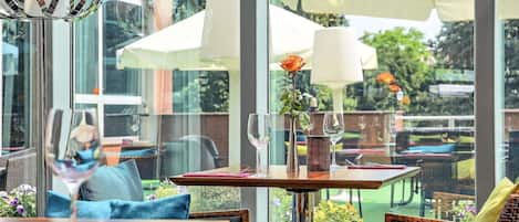 Serves lunch and dinner