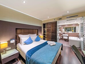 Suite, 1 cama de matrimonio | 1 dormitorio, minibar, caja fuerte y mobiliario individual