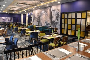 Makan tengah hari dan makan malam dihidangkan 
