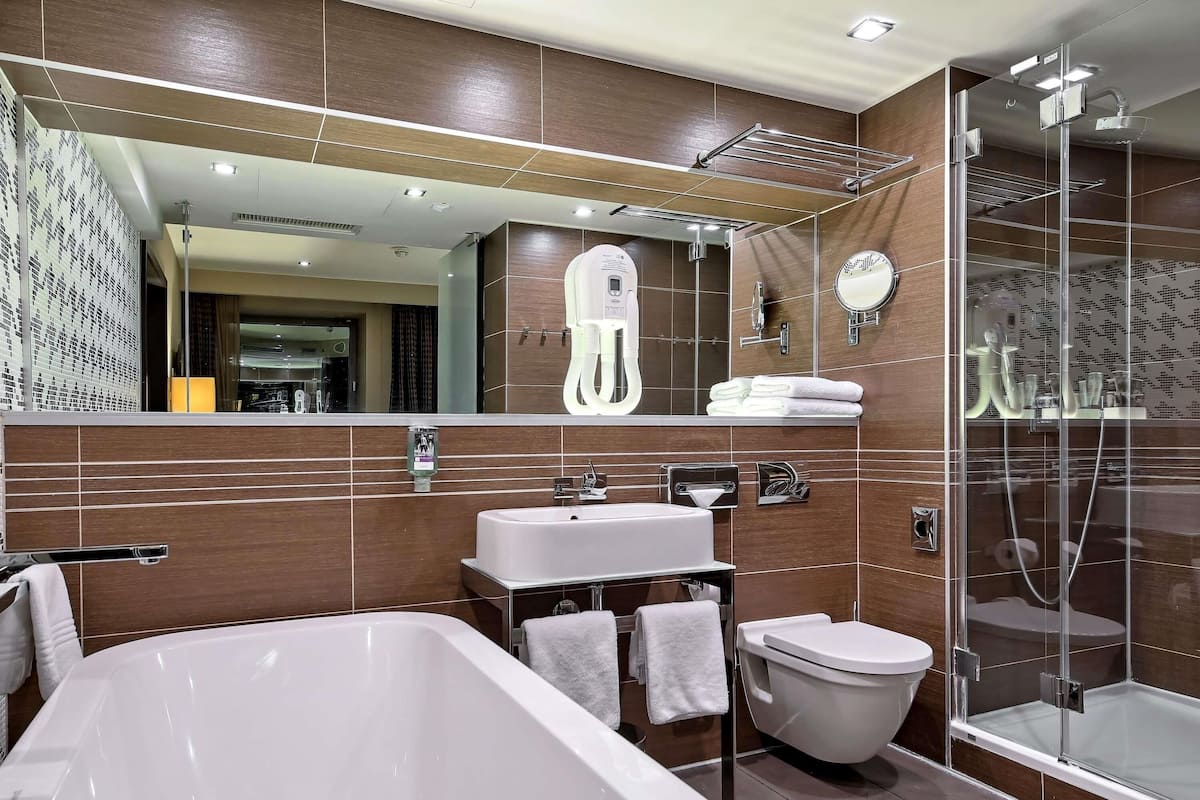 Suite, 1 grand lit | 1 chambre, minibar, coffres-forts dans les chambres