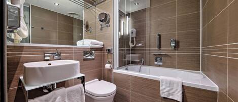 Un baño moderno con bañera, inodoro y lavamanos.