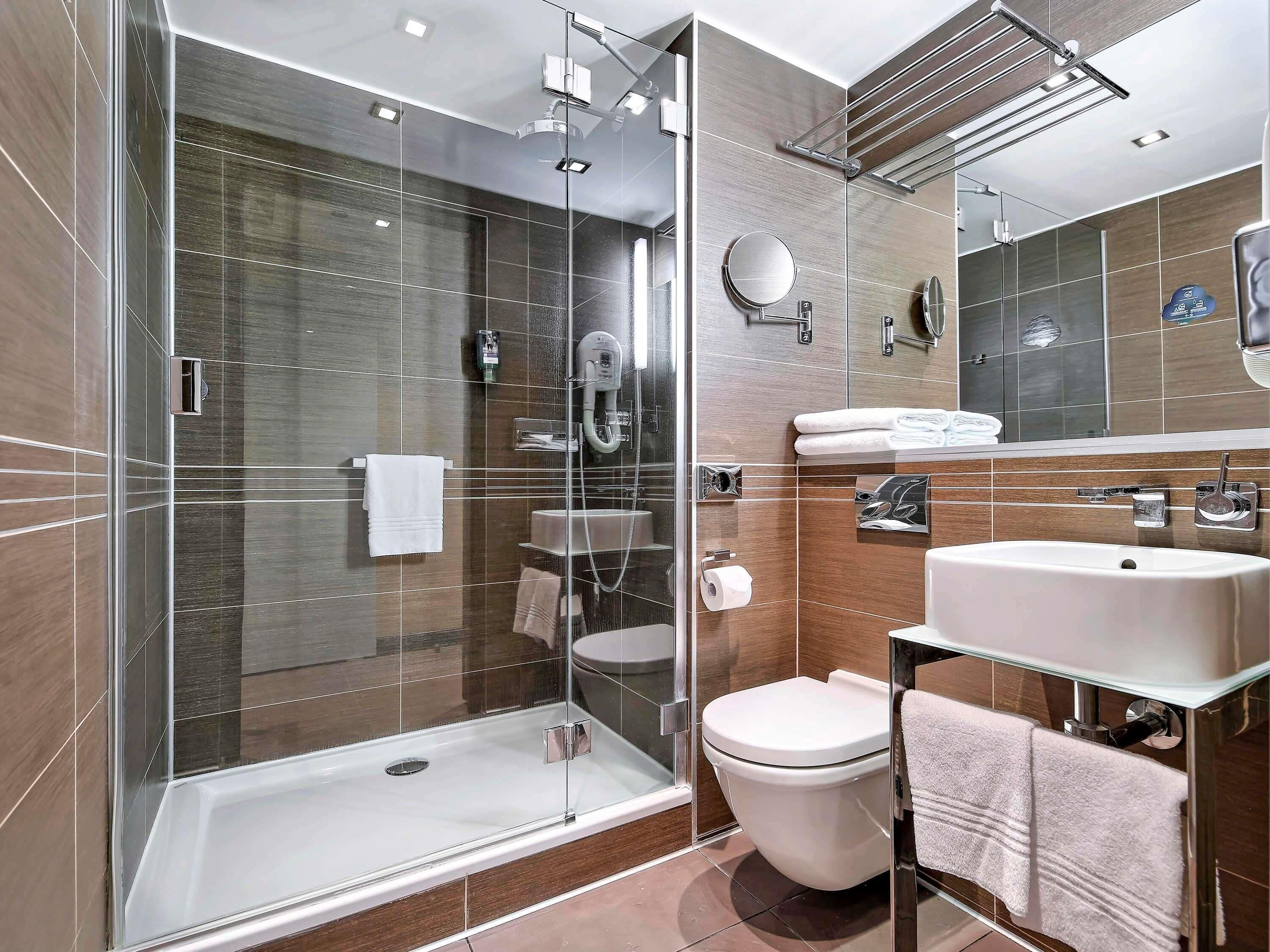 Articles de toilette écologiques, sèche-cheveux, serviettes fournies