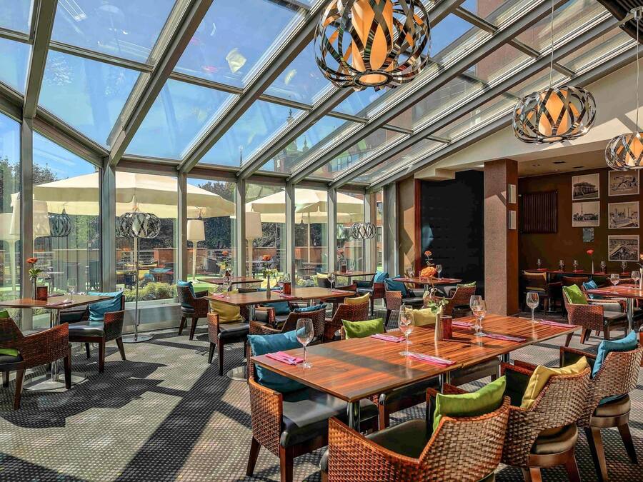 Serves lunch and dinner