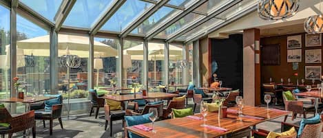 Serviert Mittagessen und Abendessen