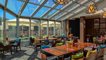 Serves lunch and dinner