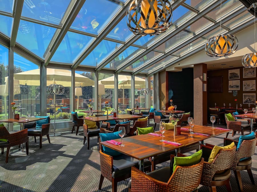 Serves lunch and dinner