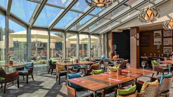 Serves lunch and dinner