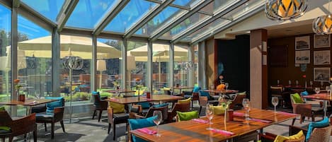 Serverer lunsj og middag