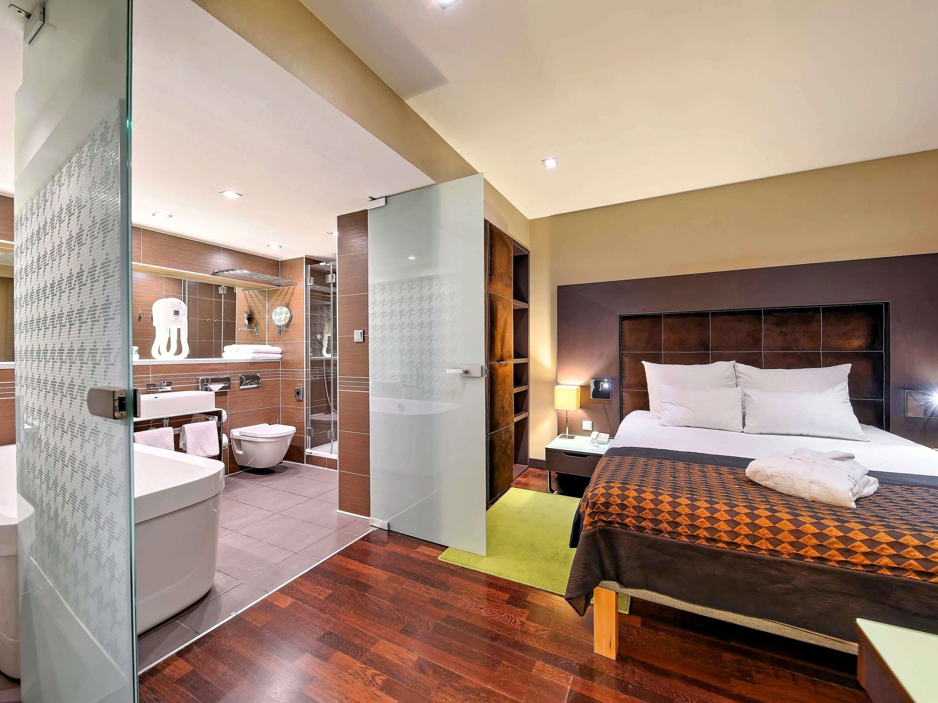 Suite, 1 queensize-seng | 1 soverom, minibar, safe på rommet og individuelt innredet