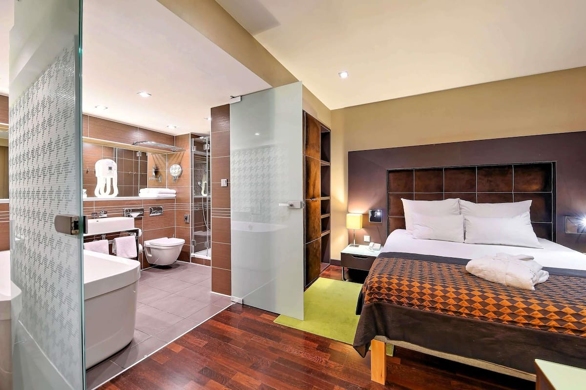 Suite, 1 grand lit | 1 chambre, minibar, coffres-forts dans les chambres