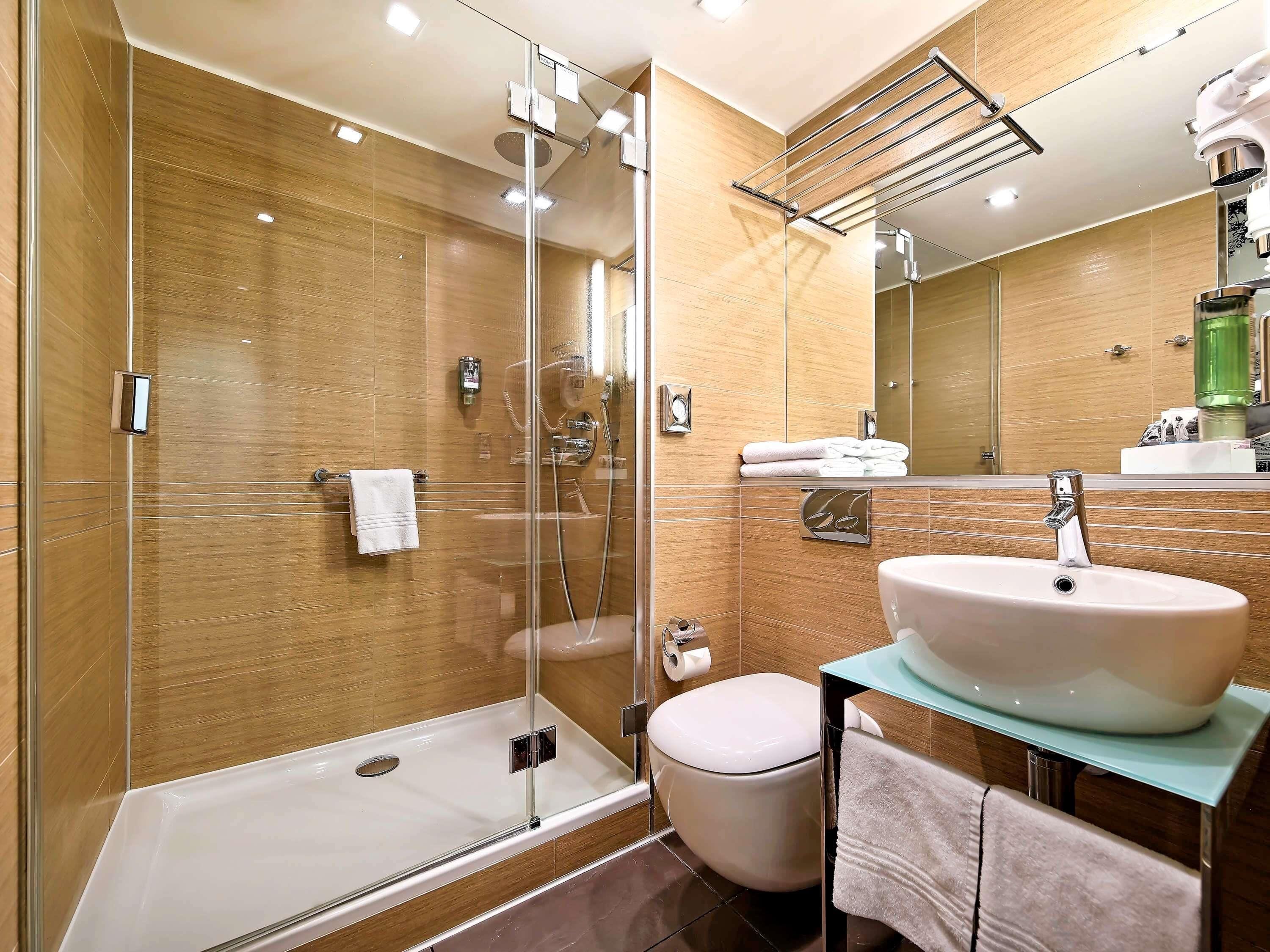 Artículos de tocador ecológicos, secador de pelo, toallas