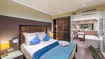 Suite, 1 Queen Bed | 1 bedroom, minibar, in-room safe, individually furnished