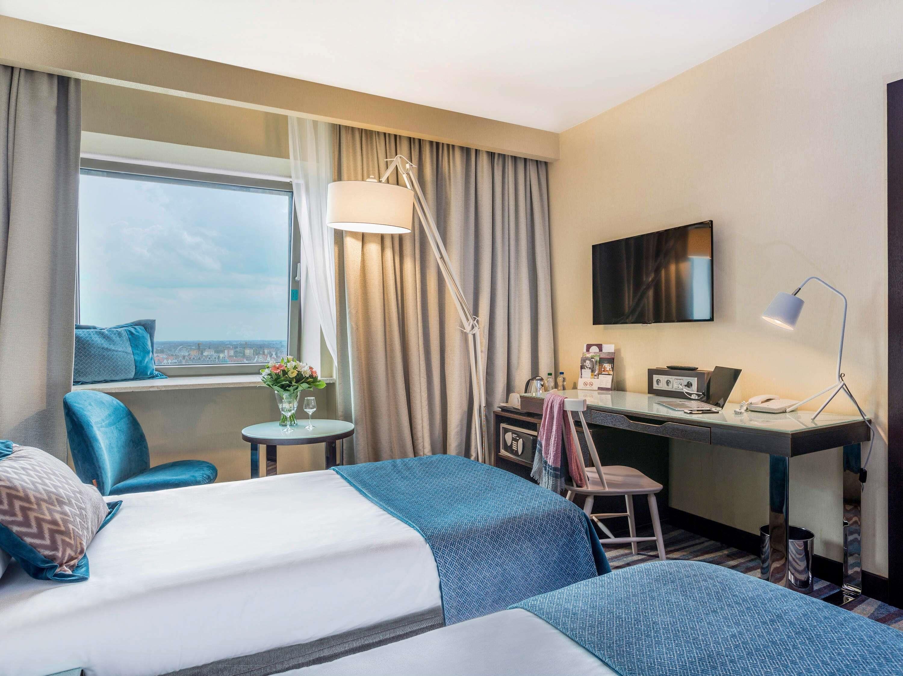 Comfort-herbergi - 2 einbreið rúm - borgarsýn (Comfortable, old town view) | 1 svefnherbergi, míníbar, öryggishólf í herbergi, sérvalin húsgögn