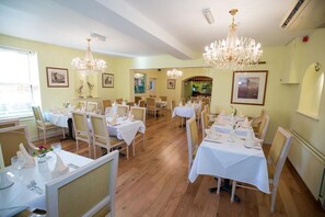 2 restaurants, breakfast, dinner served; international cuisine - The Peacock Hotel (Kenilworth)