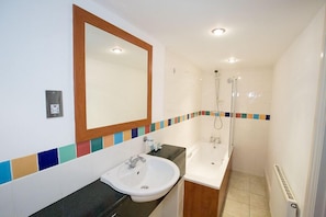 Separate tub and shower, free toiletries, hair dryer, towels - The Peacock Hotel (Kenilworth)