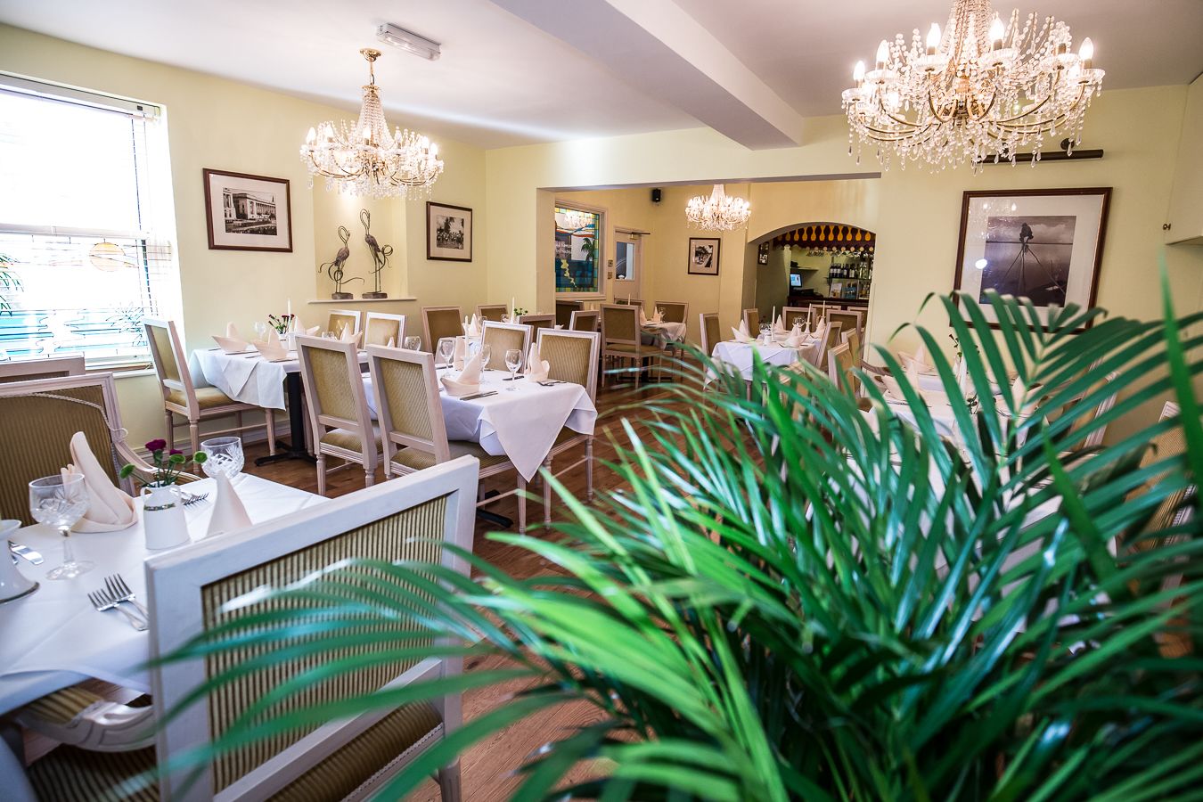 2 间餐厅，供应早餐和晚餐，国际美食