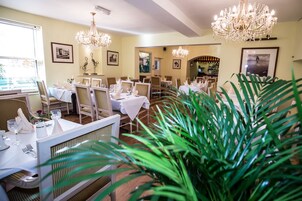 2 restaurantes; se sirve desayuno y cena; cocina internacional