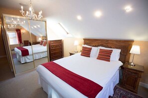 Premium bedding, individually decorated, desk, iron/ironing board - The Peacock Hotel (Kenilworth)