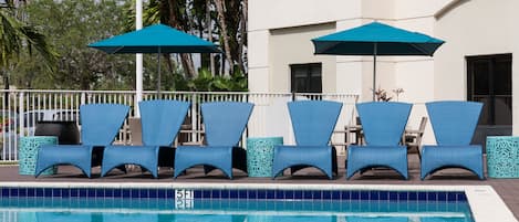 Piscine extérieure, chaises longues