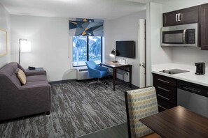 In-room safe, desk, laptop workspace, blackout curtains - Hampton Inn & Suites by Hilton Miami-Doral/Dolphin Mall (Miami)