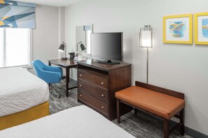 In-room safe, desk, laptop workspace, blackout drapes - Hampton Inn & Suites by Hilton Miami-Doral/Dolphin Mall (Miami)