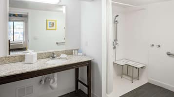 Suite, 1 King-Bett, barrierefrei, Nichtraucher (Mobility & Hearing, Roll-in Shower) | Dusche im Bad