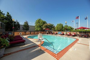 Una piscina al aire libre de temporada
