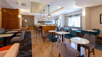 Café da manhã com buffet grátis todos os dias