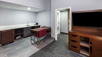 Suite, 1 King Bed, Accessible, Non Smoking (Roll-in Shower) | In-room safe, desk, iron/ironing board, free cribs/infant beds