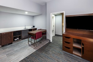 Suite, 1 cama King size, con acceso para personas discapacitadas, para no fumadores (Roll-in Shower) | Caja de seguridad en la habitación y escritorio