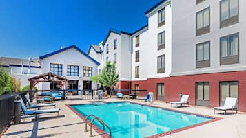 Outdoor pool, sun loungers