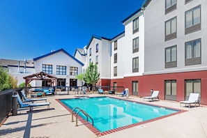 Outdoor pool, pool loungers