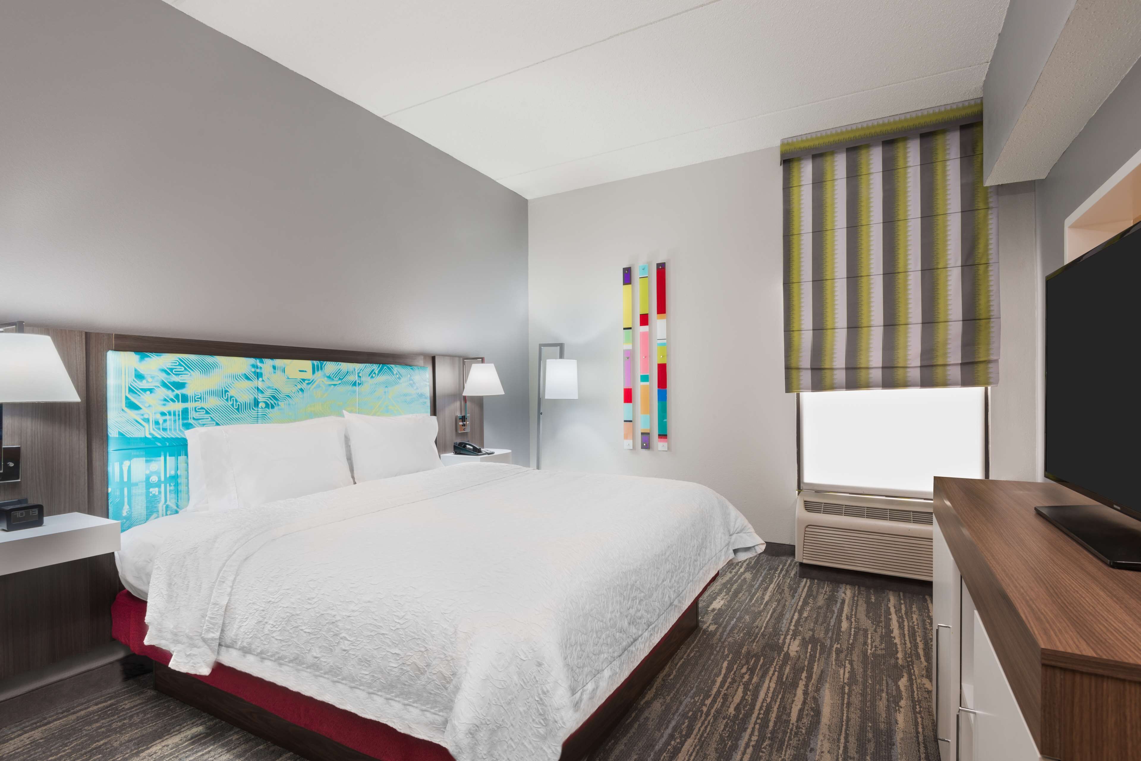 standard room, 1 king bed, accessible, tub, non smoking | desk, blackout curtains, iron/ironing board, free cots/infant beds