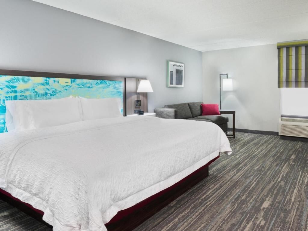 مكتب وستائر تعتيم ومكواة/لوح كي وأسرّة أطفال/ رضّع (مجانًا)