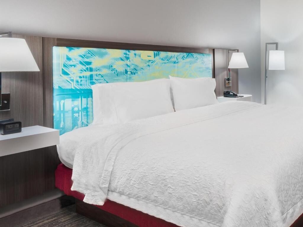 مكتب وستائر تعتيم ومكواة/لوح كي وأسرّة أطفال/رضّع (مجانًا)